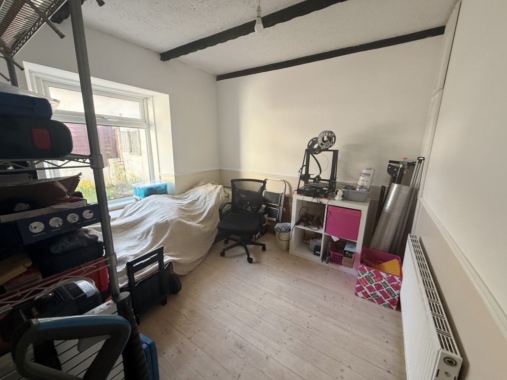 Lot: 183 - SPACIOUS MID-TERRACE PROPERTY - Family room/bedroom 4